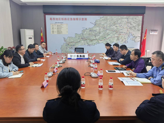 召开座谈会。湖南高速铁路职业技术学院 供图