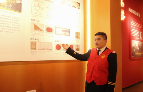 铁道工程学院宣讲团成员进行现场讲解。杨力潼 摄