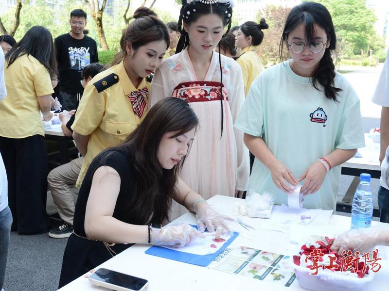 领导老师们和学生一起体验植物拓染 配图1