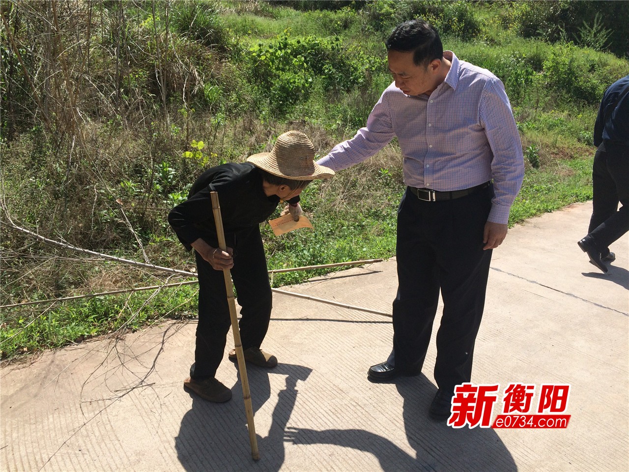 湖南高铁学院党委书记刘一华看望贫困户_副本.jpg