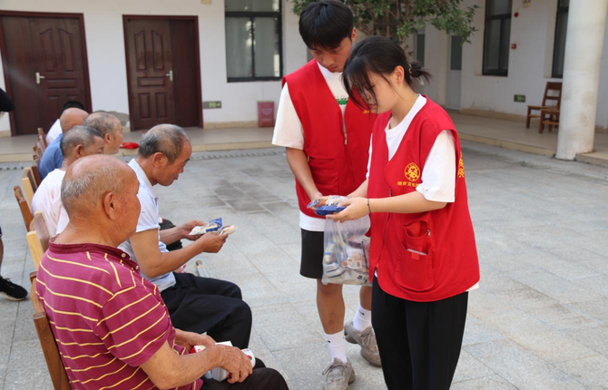 志愿者们在敬老院关爱老人 志愿者们在敬老院关爱老人