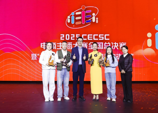 指导老师与其他参赛选手合影。