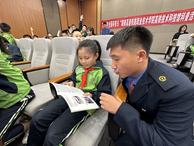 科普员为学生答疑解惑 科普员为学生答疑解惑