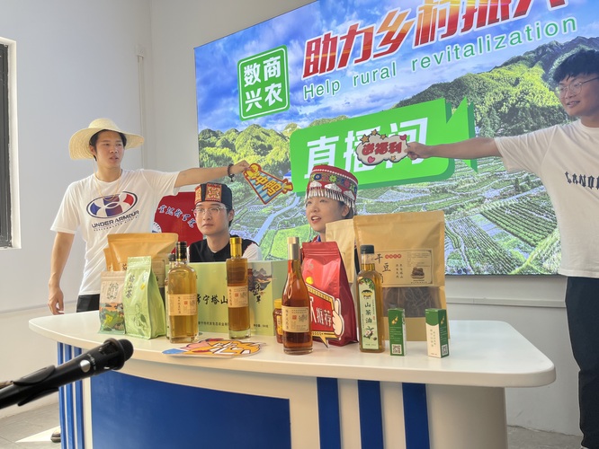 助农小分队现场直播带货 助农小分队现场直播带货