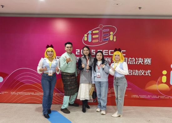 湖南高铁职院指导老师与参赛国际学生合影。